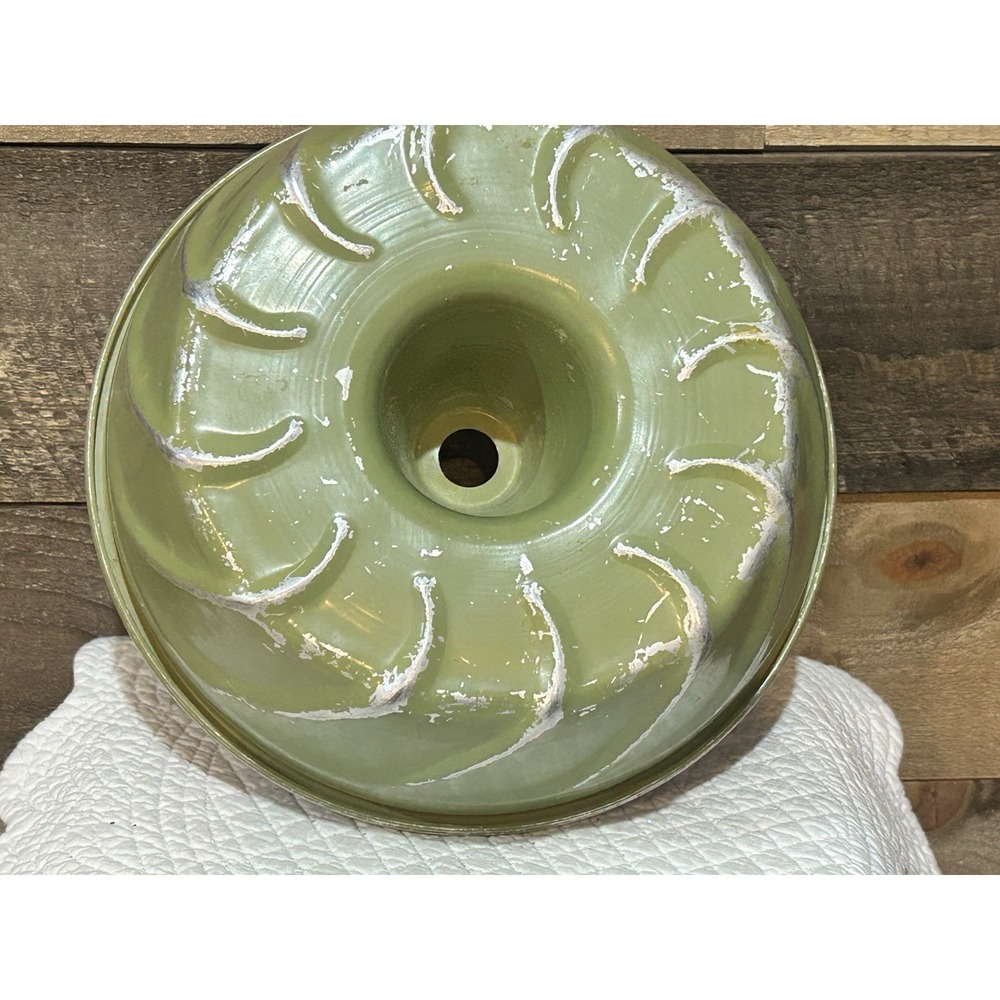 Vintage Avocado‎ Green Aluminum Fluted Tube Mold Bundt Cake Pan 10" 1 Piece